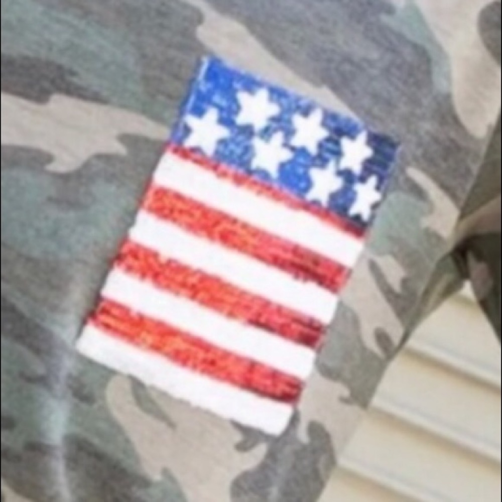 Camouflage short sleeve V-neck t-shirt with patriotic sequence flag on pocket. - Picture 3 of 5